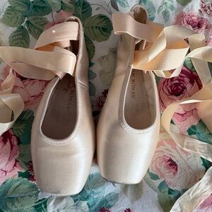 Gaynor Minden 9W 4 Box Deep Vamp High Heels gently used pointe shoes